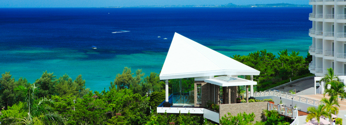 チャペル・ダイアモンドオーシャン（沖縄かりゆしホテルズウェディング）：丘の上から見下ろす海。最高のロケーション☆