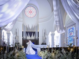 アニヴェルセル 江坂(新大阪) チャペル(純白が映えるロイヤルブルーの大聖堂)画像 2-4