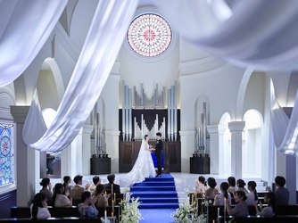 アニヴェルセル 江坂(新大阪) チャペル(純白が映えるロイヤルブルーの大聖堂)画像 2-1