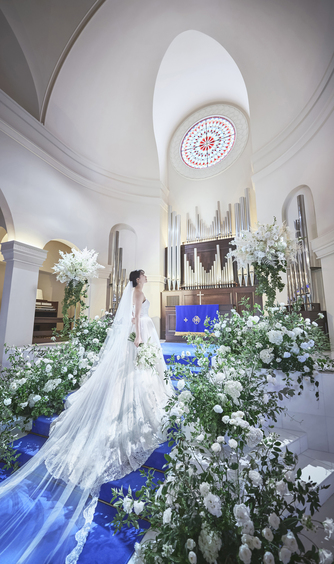 アニヴェルセル 江坂(新大阪) チャペル(純白が映えるロイヤルブルーの大聖堂)画像 2-1