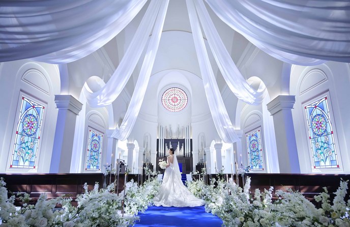 アニヴェルセル 江坂(新大阪) チャペル(純白が映えるロイヤルブルーの大聖堂)画像 1