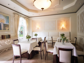 ロザンジュイア 広尾迎賓館 寛ぎの空間に二人らしさを添えたアレンジを画像 2-4