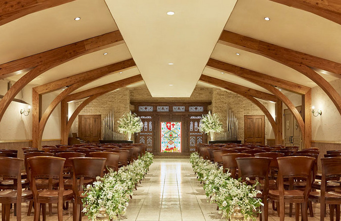 ディアズ水戸スパニッシュガーデン チャペル(【チャペル挙式】クラシカルな木目調の挙式)画像 1