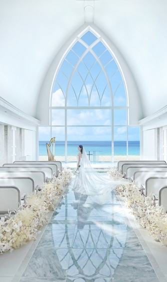 ザ・ヨミタンリゾート アクアグレイス・チャペル／ワタベウェディング：ガラスタイルのバージンロードが印象的なチャペル。祭壇からは読谷ブルーの海が広がります。