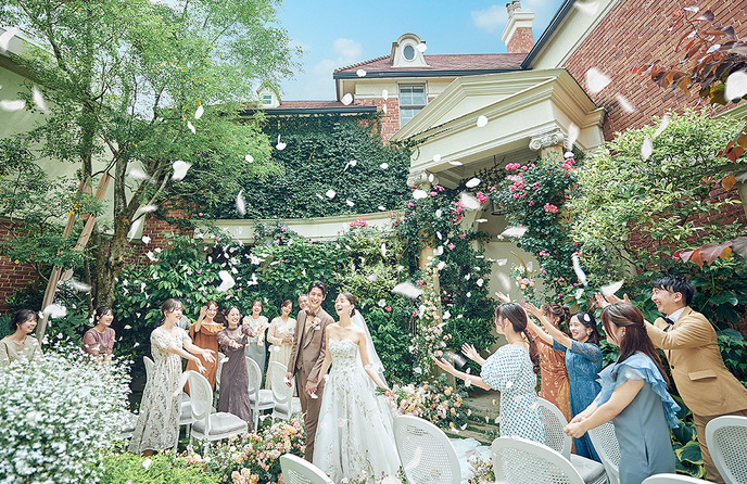 キャメロットヒルズ セレモニースペース(青空の下、自然の緑に囲まれたセレモニー)画像 1