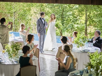 Bleu Blanc(ブルー:ブラン) 瑞々しい緑と水のきらめきに囲まれた会場画像 2-2