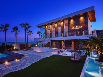 マウロ・アネーラ トワイライトタイムで幻想的な空間を画像 2-3