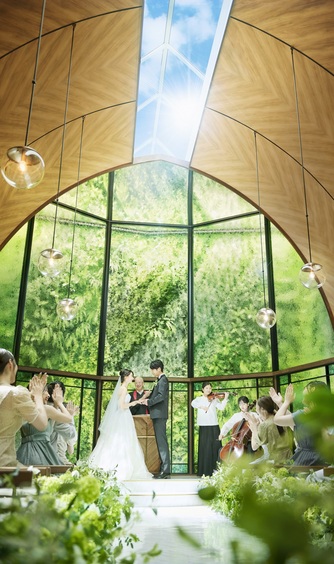 アルモニーアンブラッセ イットハウス チャペル(挙式会場「自然光差込む緑溢れるチャペル」)画像 2-1