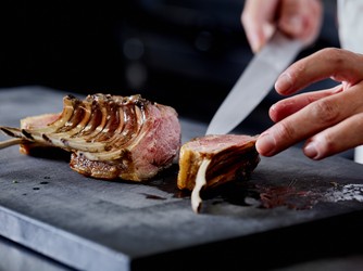 北山迎賓館 バンケット併設キッチンから熱々のお料理を画像 2-3