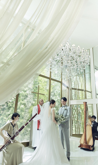 北山迎賓館 チャペル(白基調の明るくて緑溢れる天井高6Mの会場)画像 2-1