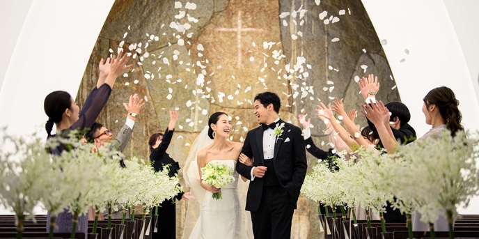 インターコンチネンタルホテル大阪 5種類の桜の木が連なる腰壁が印象的な会場画像 1