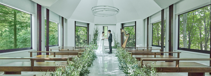 KYUKARUIZAWA KIKYO, Curio Collection by Hilton（元 旧軽井沢ホテル）：豊かな自然と溢れんばかりの自然光が花嫁を優しく包み込む。洗練された美しさにゲストも思わず息をのむ特別な時間を。