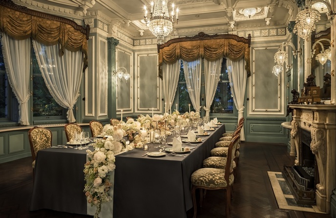 長楽館(国指定重要文化財) 上品にシャンデリアが輝く夜の「LE CHENE」画像 1