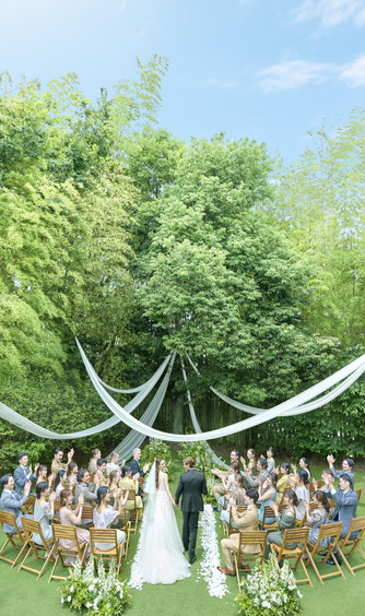 ラヴィス・ヴィラ・スイート セレモニースペース(爽やかな風が吹き抜ける木立の中での挙式)画像 2-1