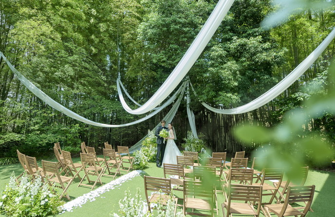 ラヴィス・ヴィラ・スイート セレモニースペース(爽やかな風が吹き抜ける木立の中での挙式)画像 1