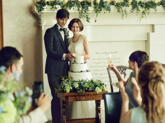 南青山サンタキアラ教会 大きな窓から自然光が射し込む明るい空間画像 2-2