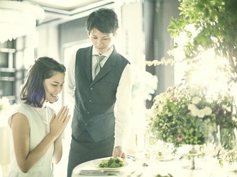 南青山サンタキアラ教会 大きな窓から自然光が射し込む明るい空間画像 2-3