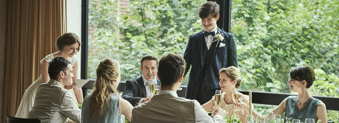 南青山サンタキアラ教会 大きな窓から自然光が射し込む明るい空間画像 2-1