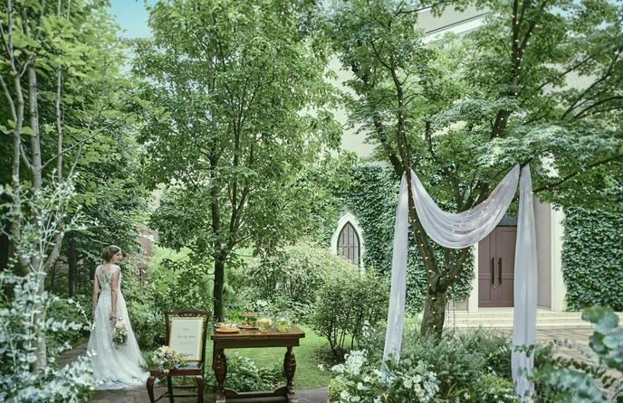 南青山サンタキアラ教会 四季折々の表情を見せる自然豊かなガーデン画像 1