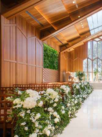 BELLE JARDIN(ベル・ジャルダン) チャペル(天井高13mの陽光注ぐナチュラルチャペル)画像 1-1