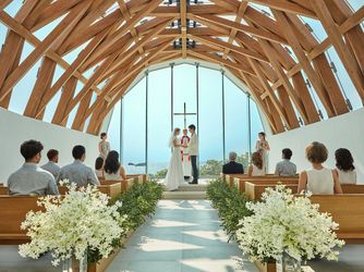 瀬良垣島教会／アールイズ・ウエディング：こだわりを込めた空間で、おふたりの“結い”を誓う。