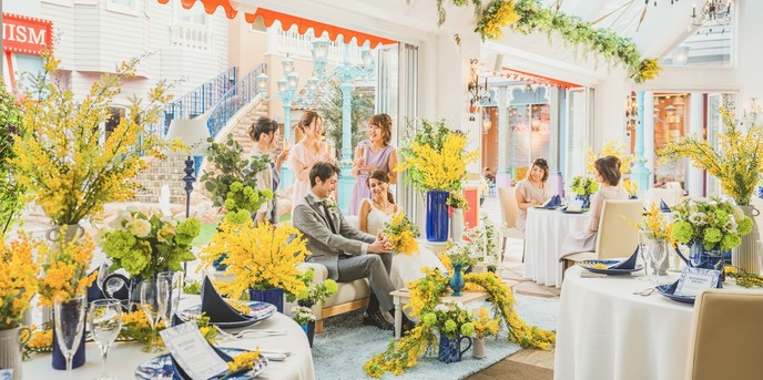 ウエディング ファンタジア 自然光が入るアットホームな披露宴会場画像 1