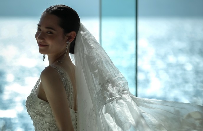 ヴォヤージュ ドゥ ルミエール北谷リゾート チャペル(一面の窓から降り注ぐ光に包まれるチャペル)画像 1