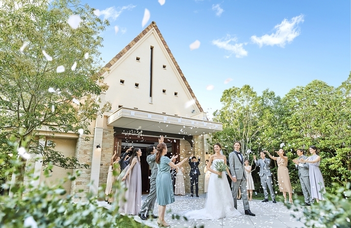 ARBRE ORANGE(アーブルオランジュ) チャペル(青空の下、笑顔溢れるアフターセレモニー)画像 1