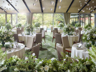 ザ グランダブリュー 水戸(THE GRAND W MITO) 光差し込む、庭園を臨むパーティ会場画像 2-3