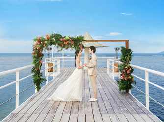 フサキビーチリゾート　ホテル＆ヴィラズ／クチュールナオコウエディング：美しい海へと続く桟橋「エンジェル ピア」での挙式