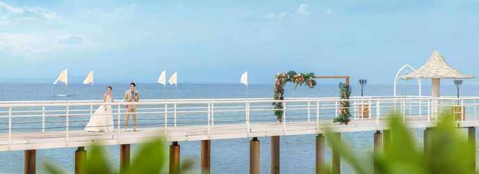 フサキビーチリゾート　ホテル＆ヴィラズ／クチュールナオコウエディング：美しい海へと続く桟橋には、お二人を祝福する白い旗が揺らめく