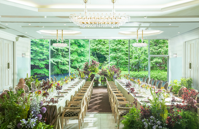 東郷神社・ルアール東郷 両面から自然光が差し込む 緑溢れる会場画像 1