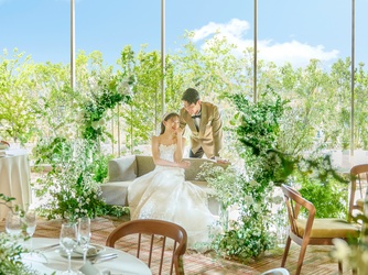 ザ・マークグランドホテル 大きな窓一面に緑溢れる自然豊かな会場画像 2-3