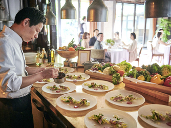 ザ・マークグランドホテル 大きな窓一面に緑溢れる自然豊かな会場画像 2-1