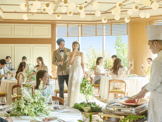 ザ・マークグランドホテル 大きな窓一面に緑溢れる自然豊かな会場画像 2-2