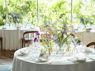 ザ・マークグランドホテル 大きな窓一面に緑溢れる自然豊かな会場画像 2-4