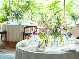 ザ・マークグランドホテル 大きな窓一面に緑溢れる自然豊かな会場画像 2-4