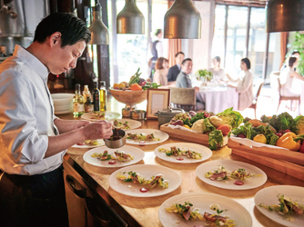 ザ・マークグランドホテル 大きな窓一面に緑溢れる自然豊かな会場画像 2-1