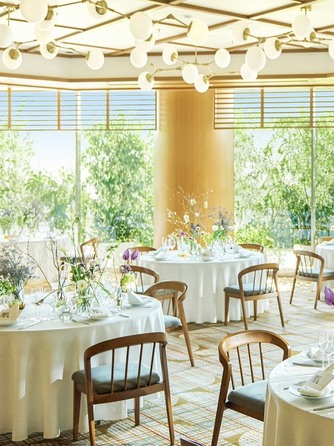 ザ・マークグランドホテル 大きな窓一面に緑溢れる自然豊かな会場画像 1-1