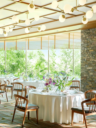 ザ・マークグランドホテル 大きな窓一面に緑溢れる自然豊かな会場画像 1-2