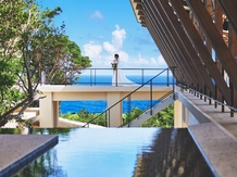 サザンチャペル／KIRANAH RESORT（キラナリゾート）沖縄：細部の建築技法や場所によって変わる海の見 え方にも工夫や拘りが詰め込まれている