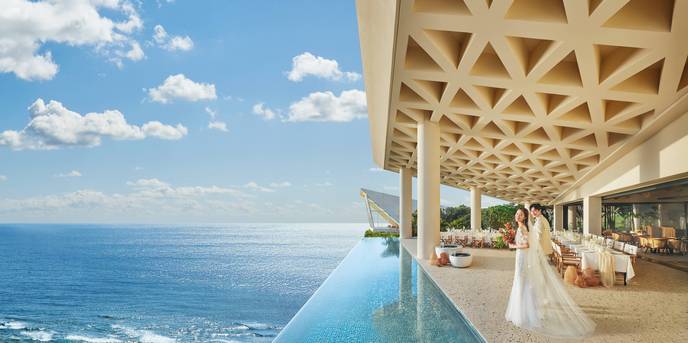 サザンチャペル／KIRANAH RESORT（キラナリゾート）沖縄：インフィニティプールと海がつながる、180度以上のパノラマを臨む至福のテラス