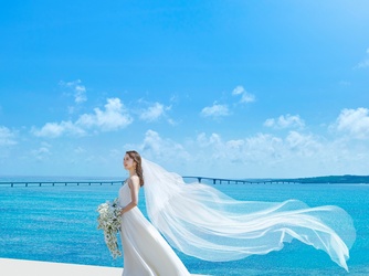 宮古島チャペル／アールイズ・ウエディング：絶景の青い空のもと、海をバックに撮影。