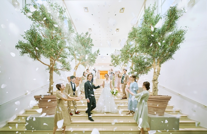 OLIVE ARIA(オリーブ アリア) チャペル(屋内大階段で行う祝福のフラワーシャワー)画像 1