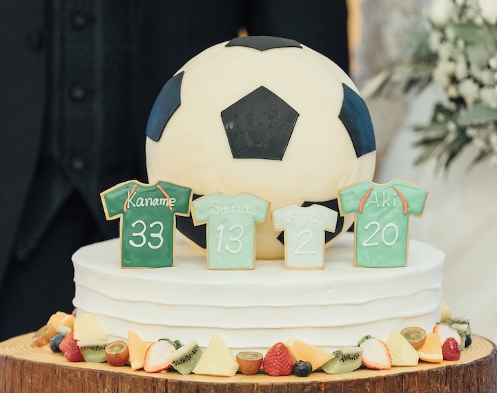サッカーボールのケーキ。ユニフォームには４人家族の年齢が背番号のようにデザイン