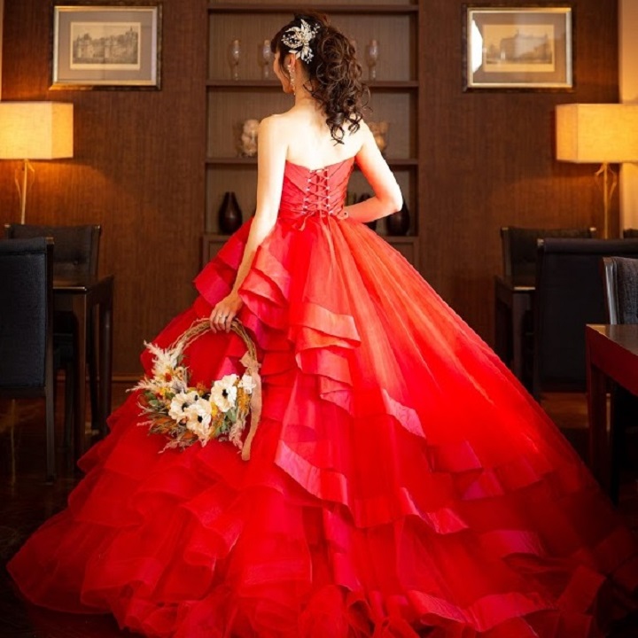 どこから見ても美しく見える赤いドレスをセレクト