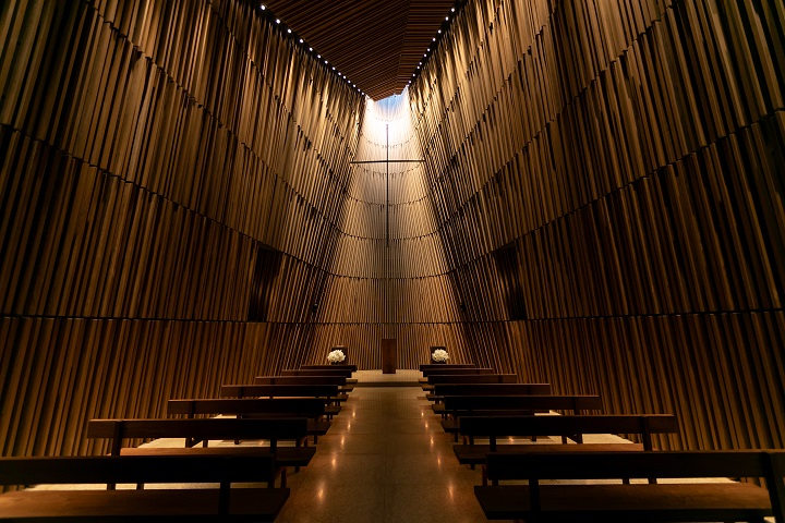 木の温もりと優しい香りに包まれるグランドチャペル