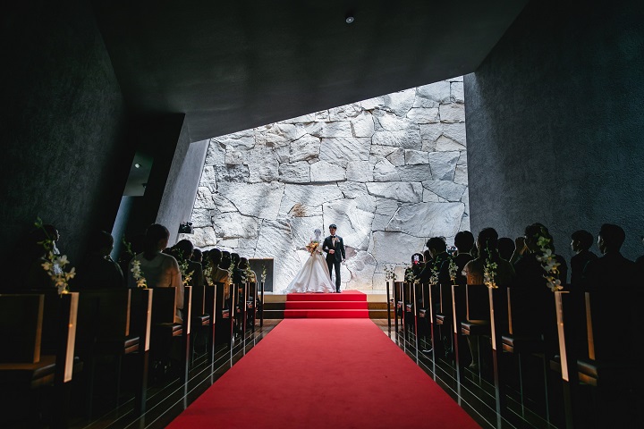 生演奏が響き渡る石造りのチャペル