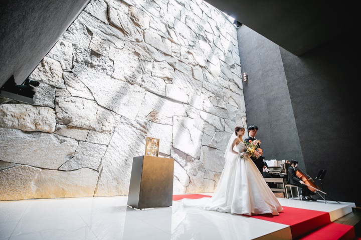 庵治石を積み上げた祭壇に光が差し込む