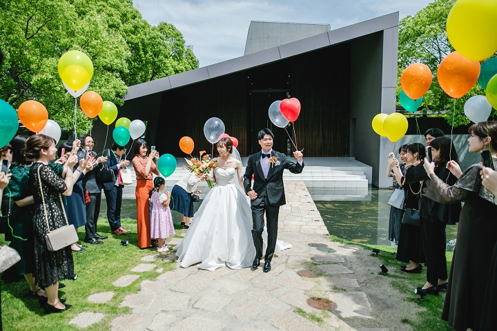 緑がいっぱいの空間でバルーンリリース